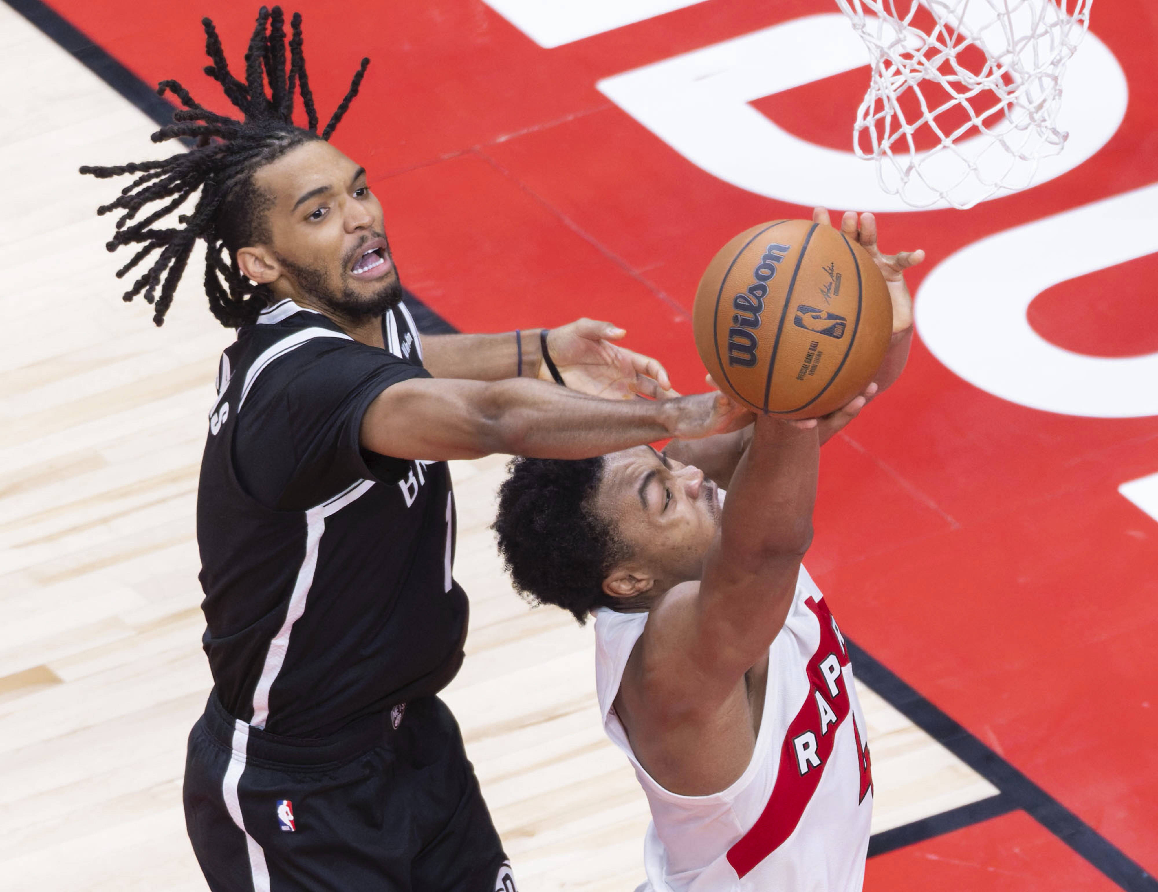 (体育)篮球——NBA季前赛:猛龙胜篮网