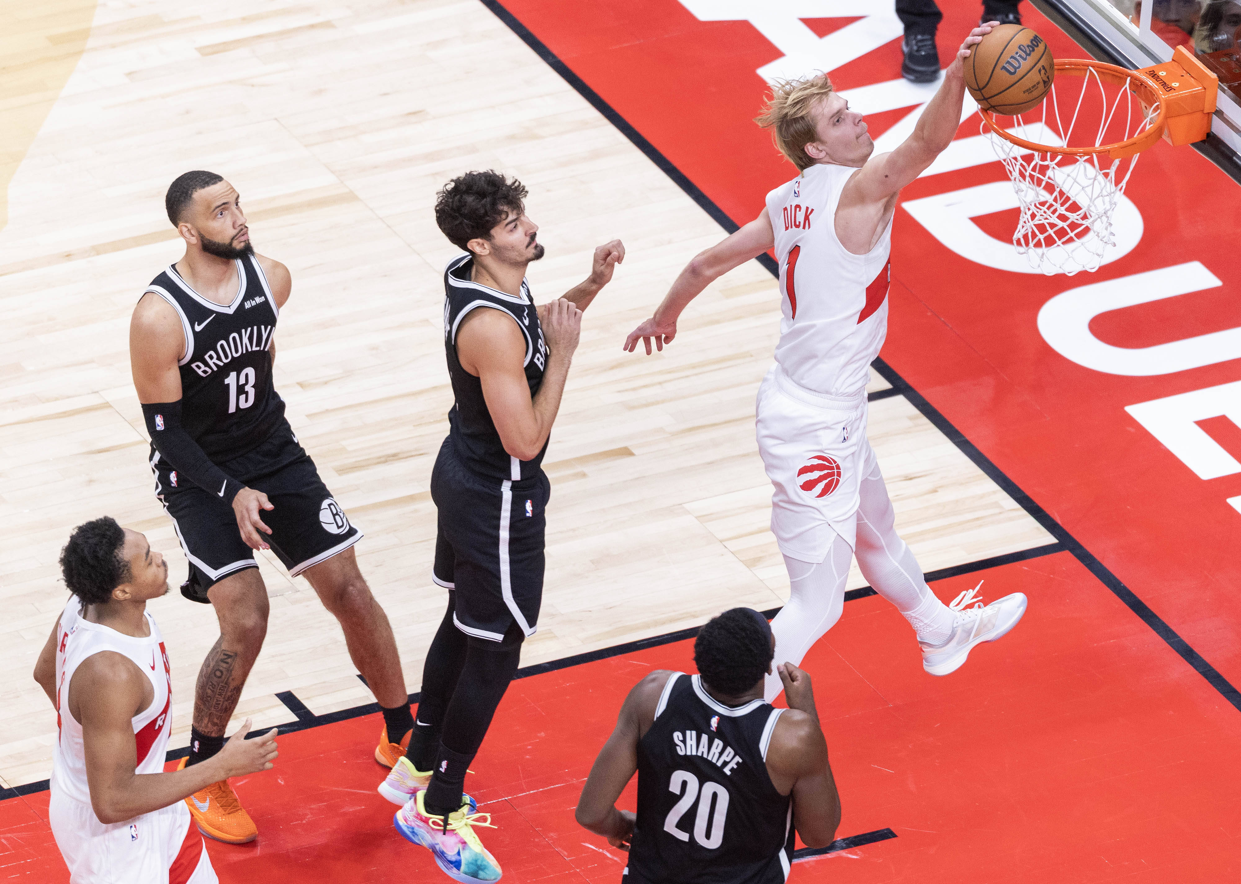 (体育)篮球——NBA季前赛:猛龙胜篮网