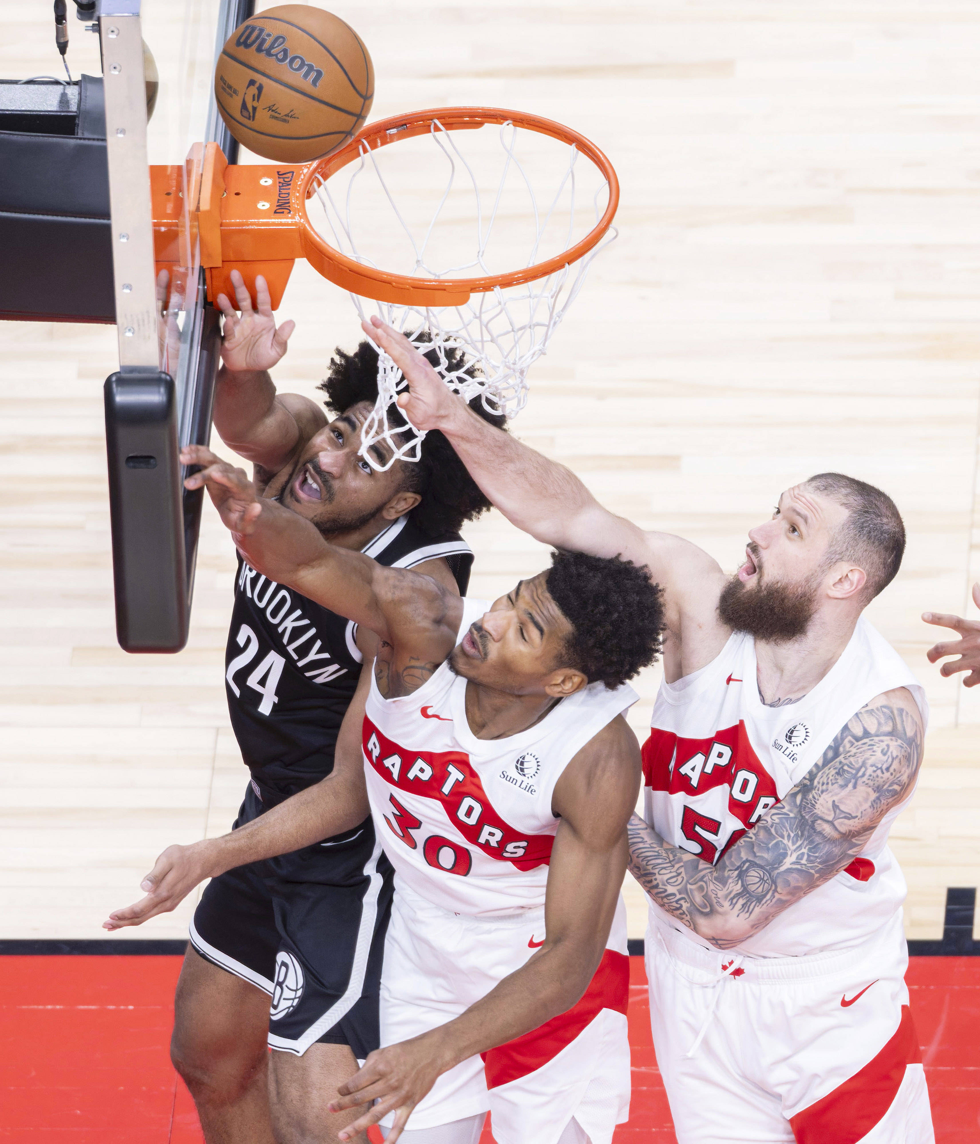 (体育)篮球——NBA季前赛:猛龙胜篮网