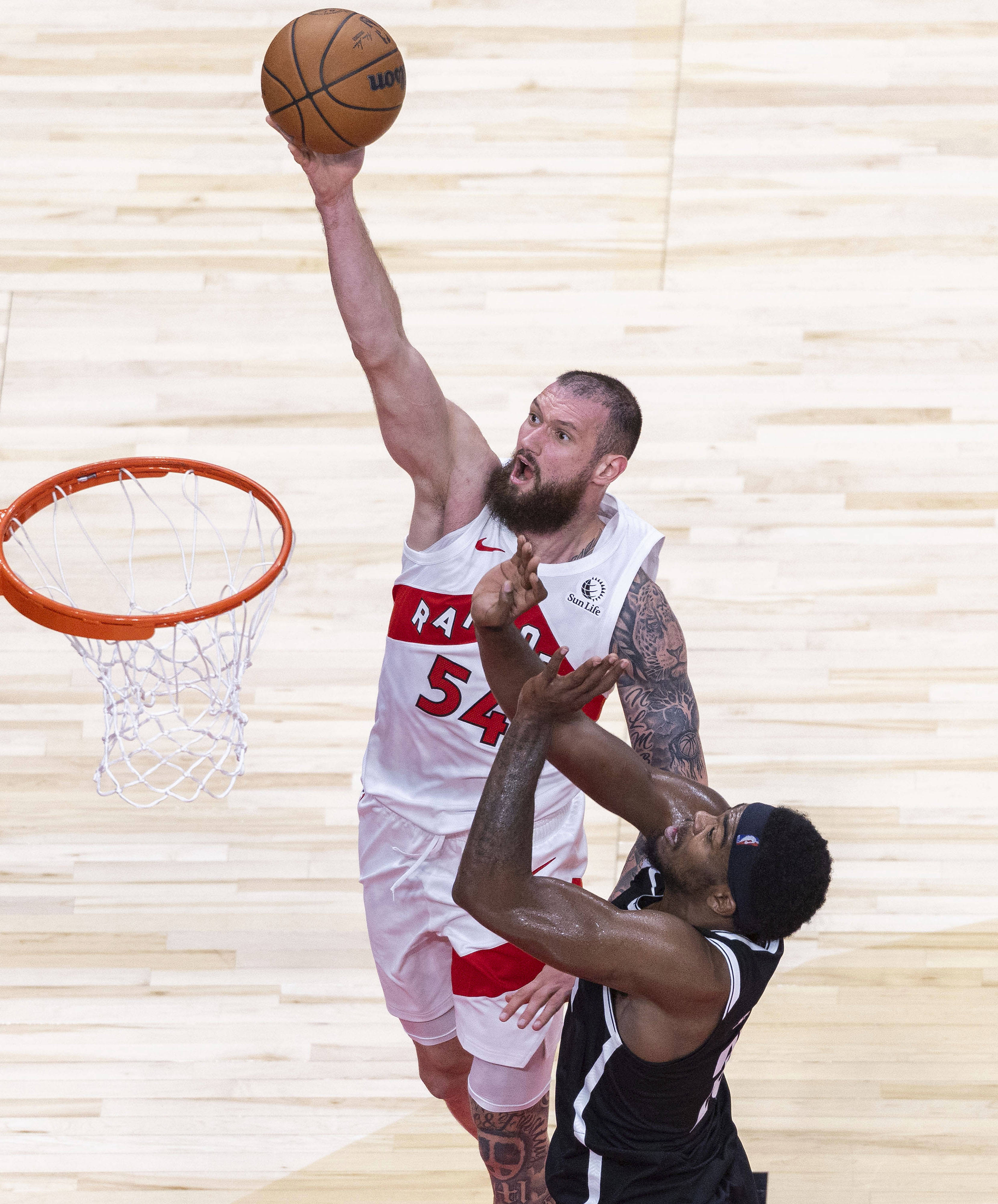 (体育)篮球——NBA季前赛:猛龙胜篮网