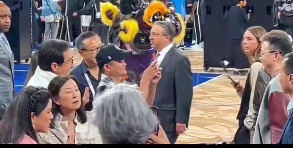马云亲临现场观赛！NBA中国赛大佬云集