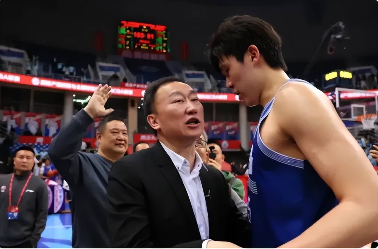 杨瀚森NBA首秀获双重支持:刘维伟现场观战青岛主场邀球迷观赛