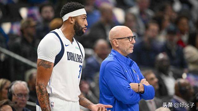 NBA内幕专家马克·斯坦近日透露了,独行侠队凯里·欧文最新伤情