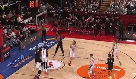 32+13！麦基狂砍兩(liǎng)双首(shǒu)秀！NBA三冠中锋实力盡(jǐn)显