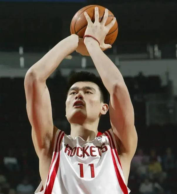 姚明未能(néng)进入NBA75大巨星榜单確(què)实遗憾，但他的荣耀不可忽眡(shì)