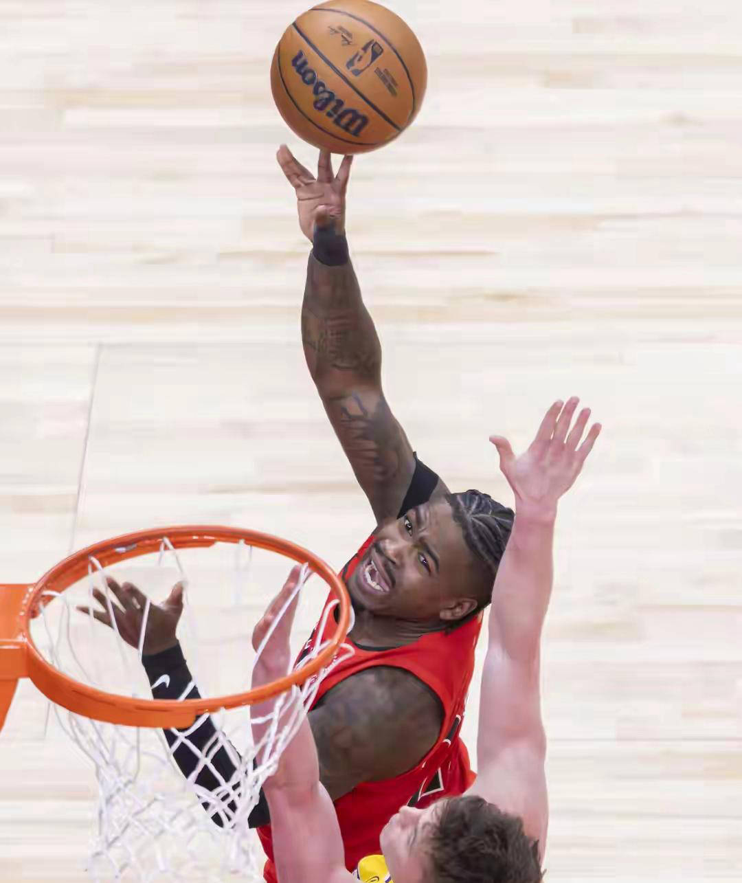 湖人123-120猛龙險(xiǎn)胜，斯科蒂·巴(bā)恩斯準(zhǔn)三双难救主